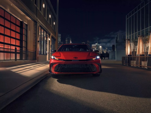 اختبار أنظمة الأمان في تويوتا كامري 2025 يثبت نجاحها بتفادي جميع الحوادث الليلية